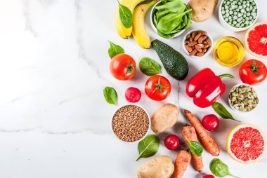 Sağlıklı gıda arka plan, trendy alkalin diyet ürünler - meyve, sebze, Hububat, deli. yağlar, beyaz mermer arka plan yukarıdaki