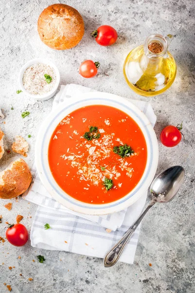 Tomatensoep Gazpacho Witte Kom Grijze Stenen Achtergrond Met Ingrediënten Kopie — Stockfoto