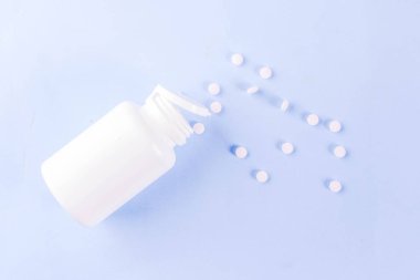 Tıbbi ve sağlık kavramı - farklı şekli hapları, termometre üzerinde mavi arka plan, üstten görünüm