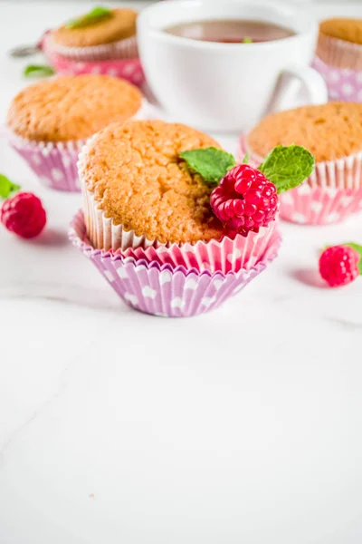 Postre Dulce Verano Magdalena Casera Horneada Con Mermelada Frambuesa Servido — Foto de Stock