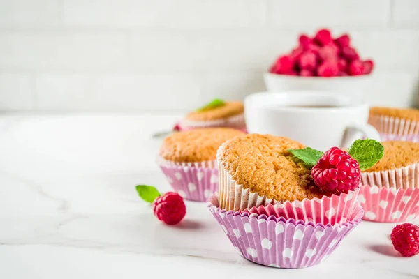 Postre Dulce Verano Magdalena Casera Horneada Con Mermelada Frambuesa Servido — Foto de Stock