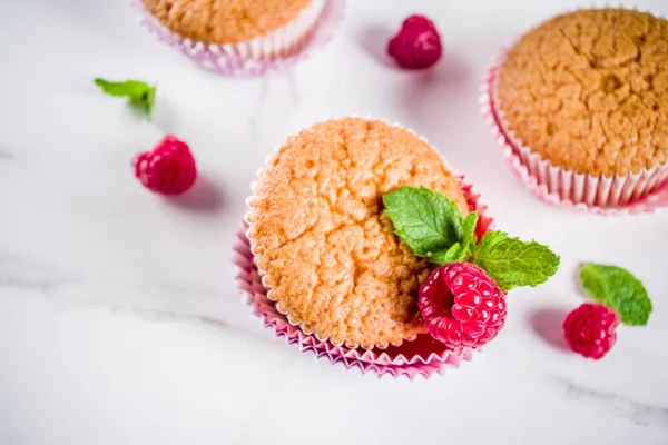 Édes Nyári Desszert Házi Sült Muffin Muffin Málna Lekvár Tea — Stock Fotó