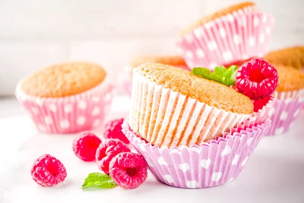 Słodki Letni Deser Domowe Pieczone Muffin Dżemem Malinowym Serwowane Herbaty — Zdjęcie stockowe