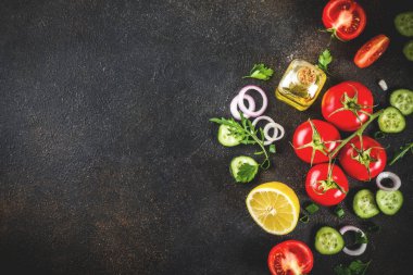 Yemek arka plan, taze salata malzemeleri, İtalyan mutfağı - Domates, zeytin yağı, limon, salatalık, roka, maydanoz, soğan, karanlık paslı arka plan kopya alanı üstten görünüm