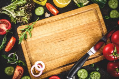 Yemek arka plan, taze salata malzemeleri, İtalyan mutfağı - Domates, zeytin yağı, limon, salatalık, roka, maydanoz, soğan, bıçak ve kesme tahtası, karanlık paslı arka plan kopya alanı üstten görünüm