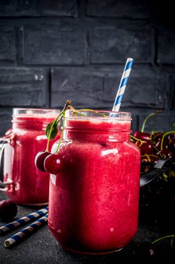 Yaz meyveli vitamin içeceği. koyu arka plan üzerinde ev yapımı kiraz smoothie