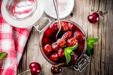 Ev yapımı taze kiraz rustik eski ahşap arka plan kopya alanı yukarıdaki tarih ile kiraz ve nane reçel korunmuş