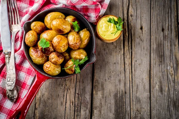 Gebacken Der Pfanne Ganze Junge Kartoffeln Hausgemachte Vegetarische Kost Hölzerne — Stockfoto