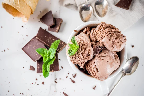 Sorvete Chocolate Caseiro Servido Com Hortelã Fresca Chocolate Escuro Cones — Fotografia de Stock