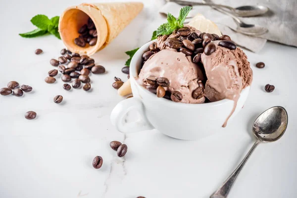 Helado Café Casero Servido Con Granos Café Hojas Menta Con — Foto de Stock