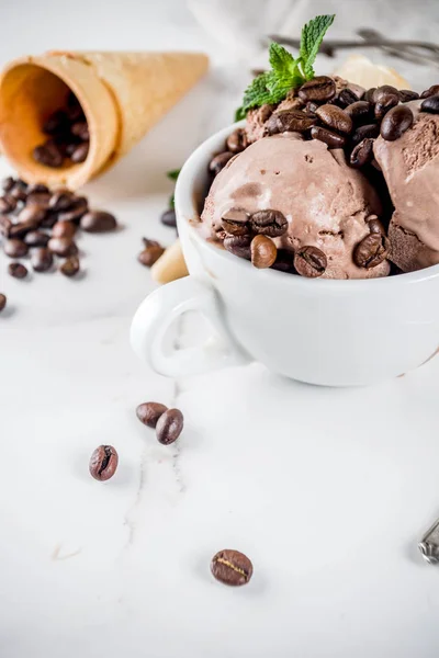 Helado Café Casero Servido Con Granos Café Hojas Menta Con — Foto de Stock