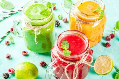 Sağlıklı taze meyve ve sebze smoothies mavi beton masa lambası, kopya alanı üzerinde malzemelerle
