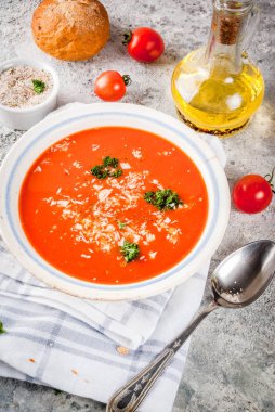 Domates çorbası, kopya alanı malzemelerle gri taş zemin üzerine beyaz Gazpacho kase