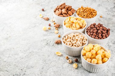 Dizi çeşitli kahvaltı tahıl Mısır gevreği, Puff, babalık, gri taş tablo kopya alanı