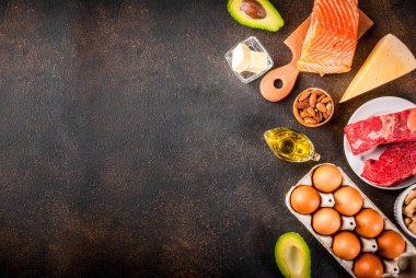 Ketogenic düşük karbonhidrat kavramı diyet. Sağlıklı dengeli gıda sağlıklı yağların yüksek içeriğe sahip. Diyet kalp ve kan damarlarının için. Organik maddeler, karanlık paslı arka plan, alan üst görünüm Kopyala 