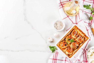 Ev yapımı sağlıklı diyet yemek, tavuk hindi köfte sos, peynir, yeşil ile hazırlanmış. Bir beyaz mermer masaya, baharatlar ile. kopyalama alanı Üstten Görünüm