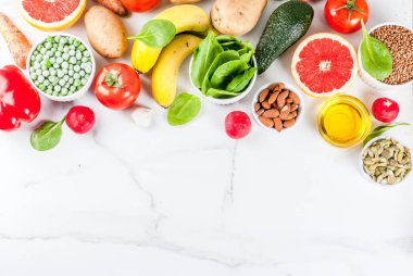 Sağlıklı gıda arka plan, trendy alkalin diyet ürünler - meyve, sebze, Hububat, deli. yağlar, beyaz mermer arka plan kopya alanı üstüne