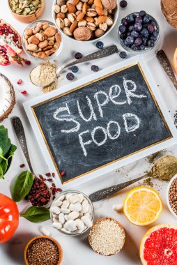 Organik sağlıklı diyet gıda, dizi superfoods - fasulye, baklagiller, fındık, tohum, Yeşiller, meyve ve sebze... Beyaz arka plan kopya alanı.