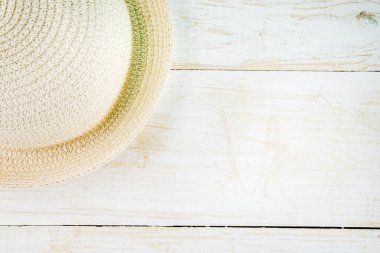 Yaz tatil tatil kavramı arka plan, şapkası, Beyaz ahşap arka plan kopya alanı 