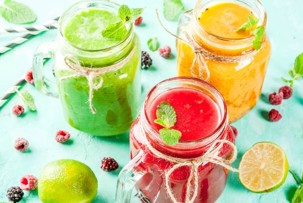 Sağlıklı taze meyve ve sebze smoothies mavi beton masa lambası, kopya alanı üzerinde malzemelerle