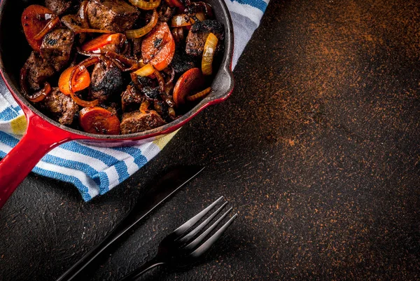 Kavrulmuş ya da ızgara sığır eti karaciğer ile soğan ve havuç alakart tavada, karanlık paslı tablo kopya alanı Üstten Görünüm