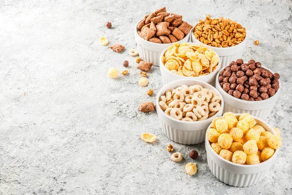 Dizi çeşitli kahvaltı tahıl Mısır gevreği, Puff, babalık, gri taş tablo kopya alanı