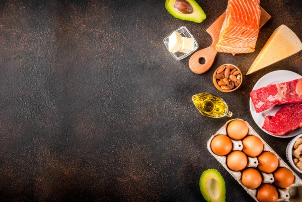 Ketogenic düşük karbonhidrat kavramı diyet. Sağlıklı dengeli gıda sağlıklı yağların yüksek içeriğe sahip. Diyet kalp ve kan damarlarının için. Organik maddeler, karanlık paslı arka plan, alan üst görünüm Kopyala 