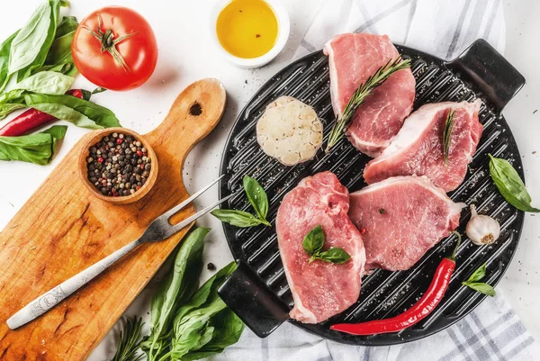 Carne Crua Bifes Porco Com Especiarias Ervas Azeite Fundo Mármore — Fotografia de Stock