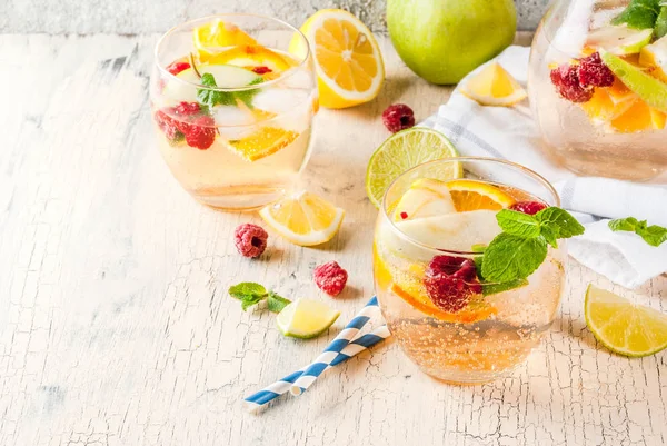 Sommaren Kall Cocktail Frukt Och Bär Vit Sangria Med Äpple — Stockfoto