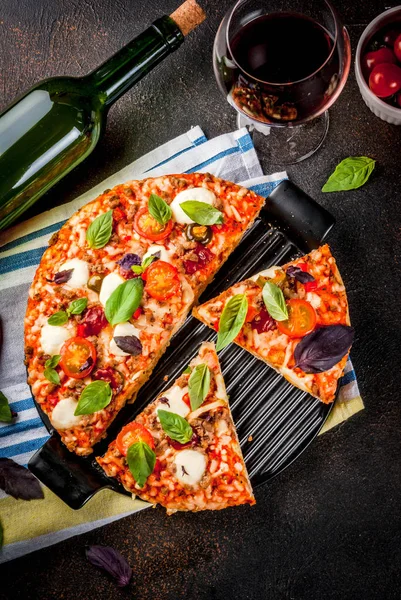 Pizza ve kırmızı şarap koyu arka plan Üstten Görünüm alanı Kopyala