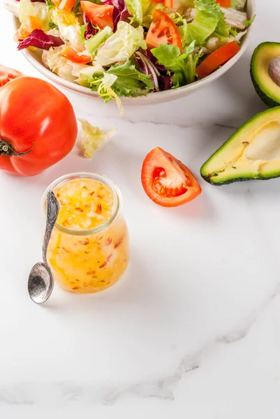 Clásico Aderezo Ensalada Vinagreta Italiana Con Verduras Frescas Mesa Mármol — Foto de Stock