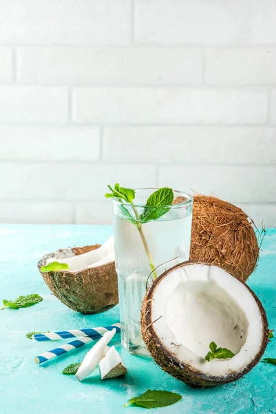 Concepto Comida Saludable Agua Coco Orgánica Fresca Con Cocos Cubitos — Foto de Stock