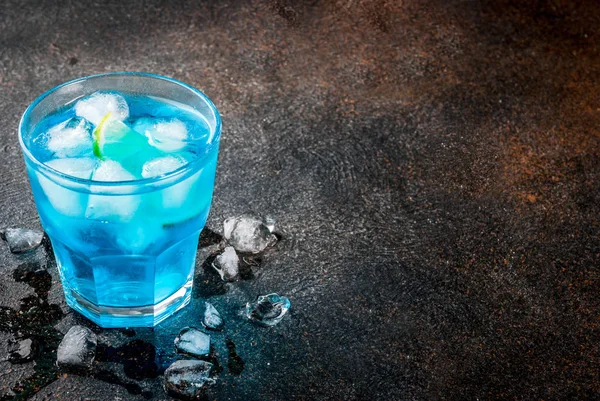 Bevanda Estiva Colorata Bevanda Analcolica Blu Laguna Ghiacciata Con Lime — Foto Stock