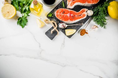 Biftek ile limon, otlar, zeytin yağı, ızgara, kayrak kesme tahtası, beyaz mermer zemin kopya alanı yukarıdaki için hazır çiğ Somon Balık