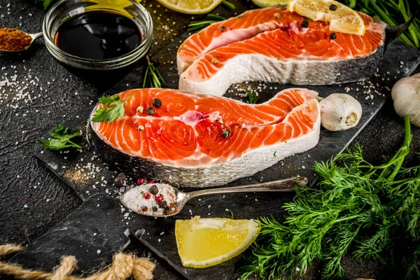 Raw Salmon Fish Steaks Lemon Herbs Olive Oil Ready Grill — Stock Photo, Image