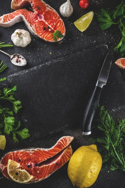 Raw Salmon Fish Steaks Lemon Herbs Olive Oil Ready Grill — Stock Photo, Image