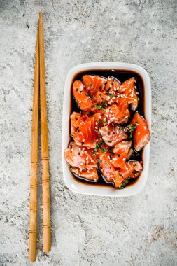 Siyah ve beyaz susam ile tepesinde Marine (Tamari, tahin, limon suyu ve bal) içinde somon balığı