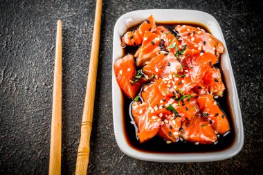 Siyah ve beyaz susam ile tepesinde Marine (Tamari, tahin, limon suyu ve bal) içinde somon balığı