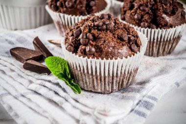 Nane ve Nane çay, beyaz mermer arka plan kopya alanı ile çikolatalı kekler ev pişmiş