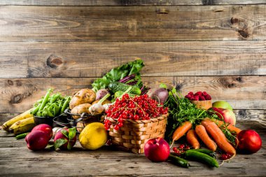 Taze yaz meyve, berry ve ahşap rustik arka plan kopya alanı sebze