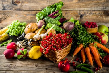 Taze yaz meyve, berry ve ahşap rustik arka plan kopya alanı sebze