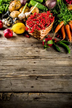 Taze yaz meyve, berry ve ahşap rustik arka plan kopya alanı sebze