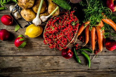 Taze yaz meyve, berry ve ahşap rustik arka plan kopya alanı yukarıdaki sebze