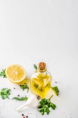 Taze sebze ile arka plan için sağlıklı yemek; havuç, otlar, zeytinyağı, sarımsak; beyaz mermer zemin düz yatıyordu