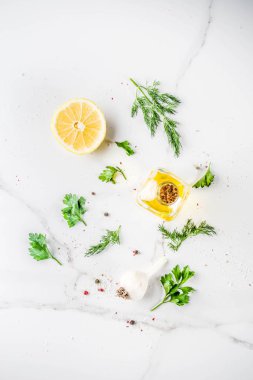 Taze sebze ile arka plan için sağlıklı yemek; havuç, otlar, zeytinyağı, sarımsak; beyaz mermer zemin düz yatıyordu