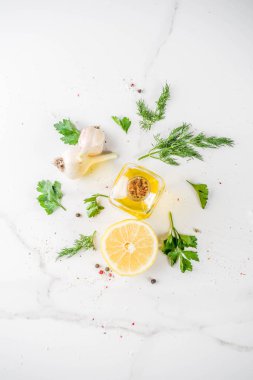 Taze sebze ile arka plan için sağlıklı yemek; havuç, otlar, zeytinyağı, sarımsak; beyaz mermer zemin düz yatıyordu