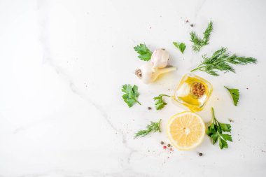 Taze sebze ile arka plan için sağlıklı yemek; havuç, otlar, zeytinyağı, sarımsak; beyaz mermer zemin düz yatıyordu