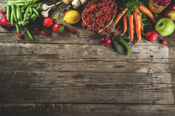 Taze yaz meyve, berry ve ahşap rustik arka plan kopya alanı yukarıdaki sebze