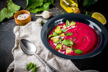 Vegan gıda, limon, avokado ve taze otlar kopya alanı üstten görünüm ile yaz soğuk pancar gazpacho çorbası