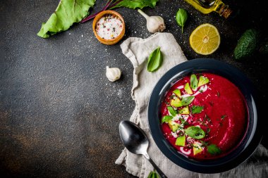 Vegan gıda, limon, avokado ve taze otlar kopya alanı üstten görünüm ile yaz soğuk pancar gazpacho çorbası